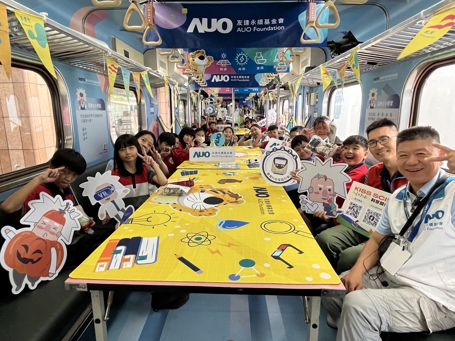 EZPay永續基金會參與「臺灣科普環島列車」，設計基礎科學車廂課程，以「淨零碳排和永續能源」為主題，讓學生透過創意實驗認識淨零知識，以及思考生活中的減碳行為