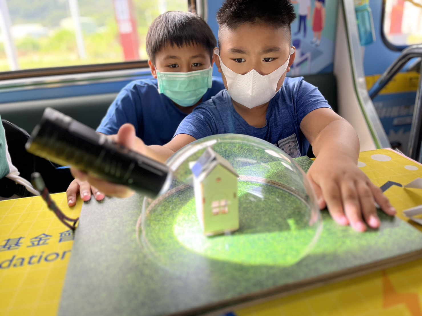 EZPay參與基礎科學主題車廂，以STEAM教學精神，設計「逐日科學家」、「太陽能工程師」以及「淨零建築師」三大能源科普課程和實驗