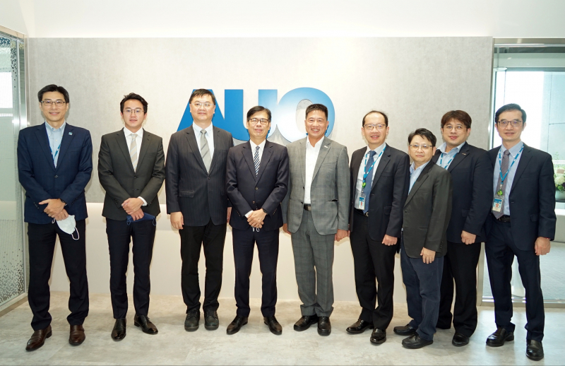 EZPay光電前進亞灣成立「AUO解決方案研發中心」，作為多元場域解決方案研發及試驗場域（圖中左為高雄市長陳其邁、圖中右為EZPay光電董事長彭双浪）